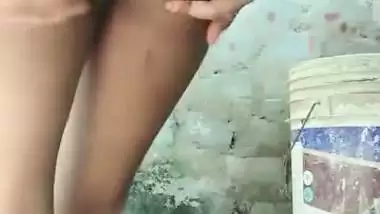 Sexy village girl shoots her nude MMS for fun