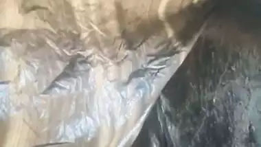 Horny man fucks a desi randi in a plastic hut on the road