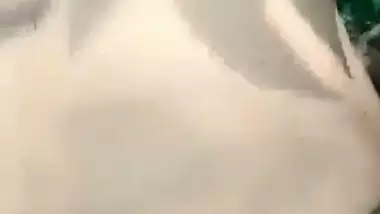Guy fucks his 18-year-old GF’s pussy in Indian outdoor sex