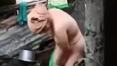 Today Exclusive- Boudi Outdoor Bathing Record In Hidden Cam