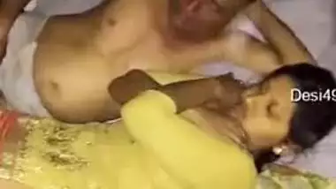 Indian Babe Lifts Yellow Sari And Shows Off Pretty Hairy Pussy indian sex  video