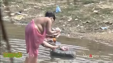 Xxxnudsex - Desi Aunty Open Bath At Pond Video indian tube porno on Bestsexxxporn.com